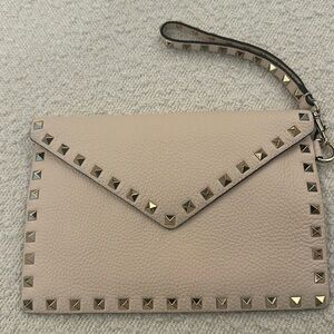 CREAM VALENTINO ROCK STUD CLUTCH